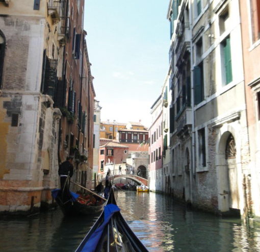 passeio gondola pequenos canais